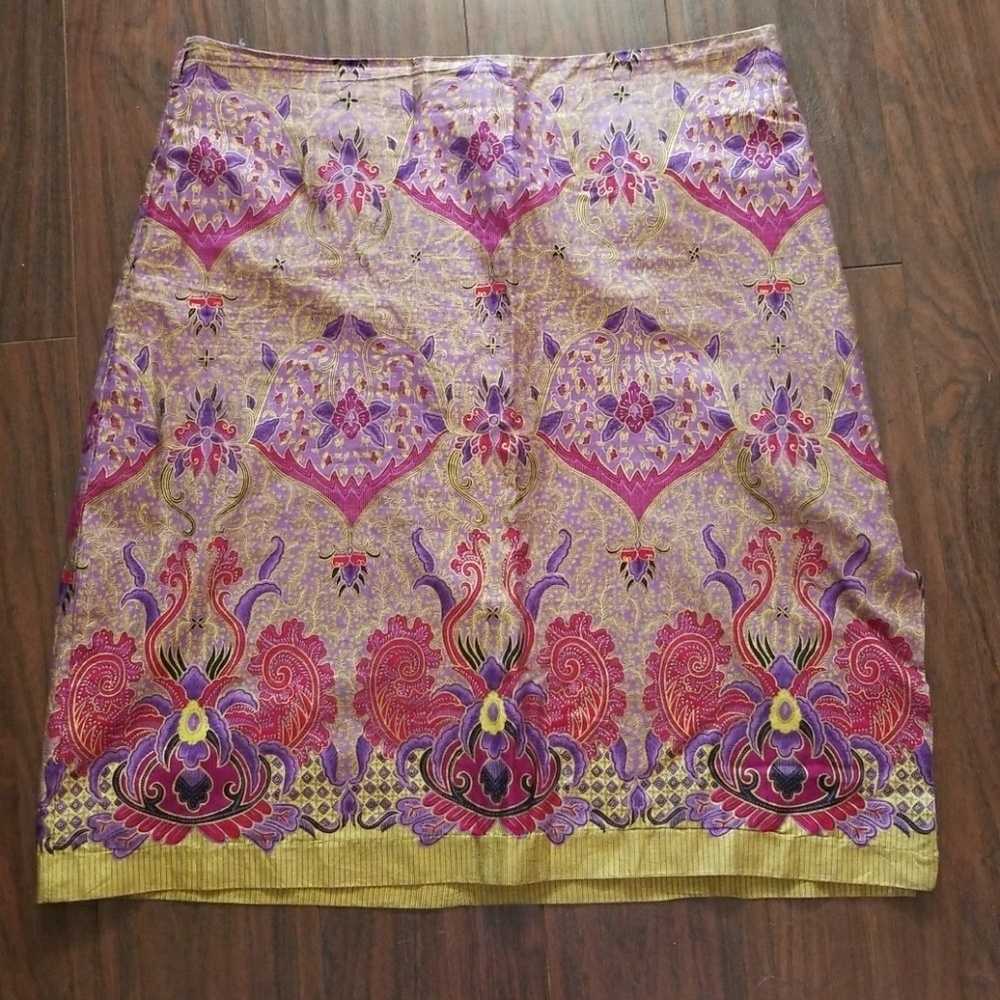 Guess skirt size 32 zips in back with slit sz 32